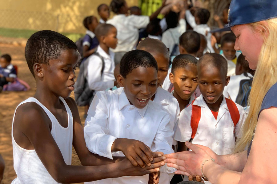 På skolebesøg under studierejse til Botswana 2020