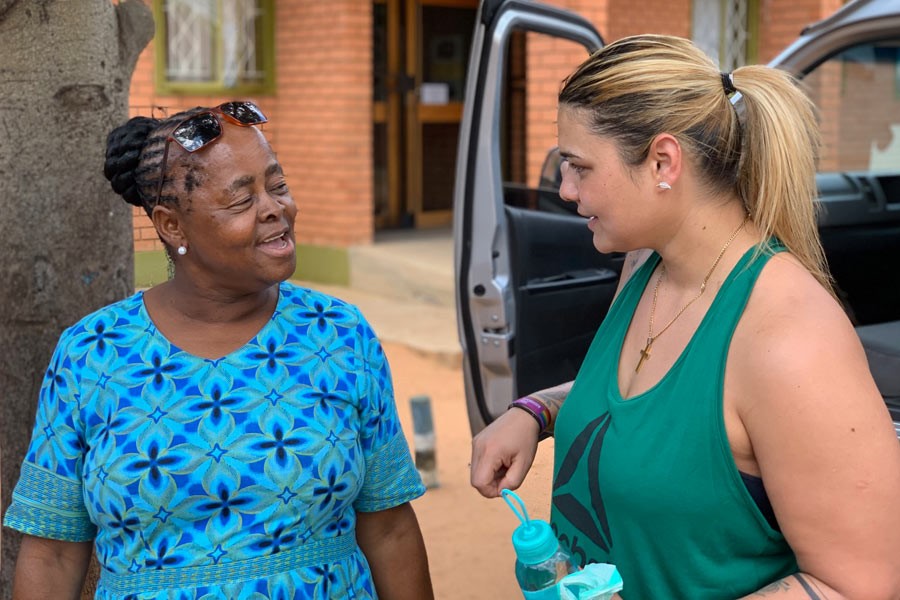 Vi skaber kontakter og taler med de lokale