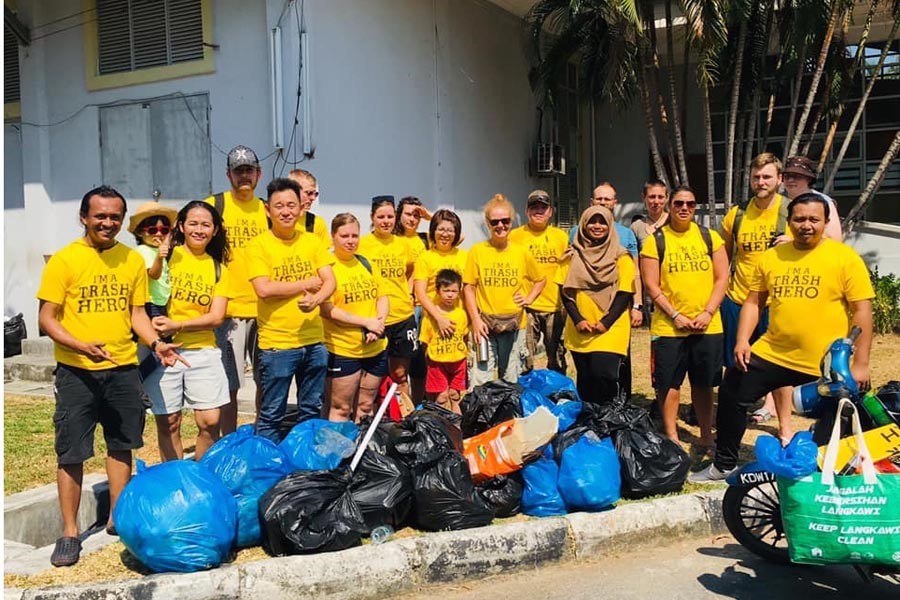 Vi deltager i miljøprojektet - affaldindsamling med lokal organisation i Kuah i Malaysia 2019